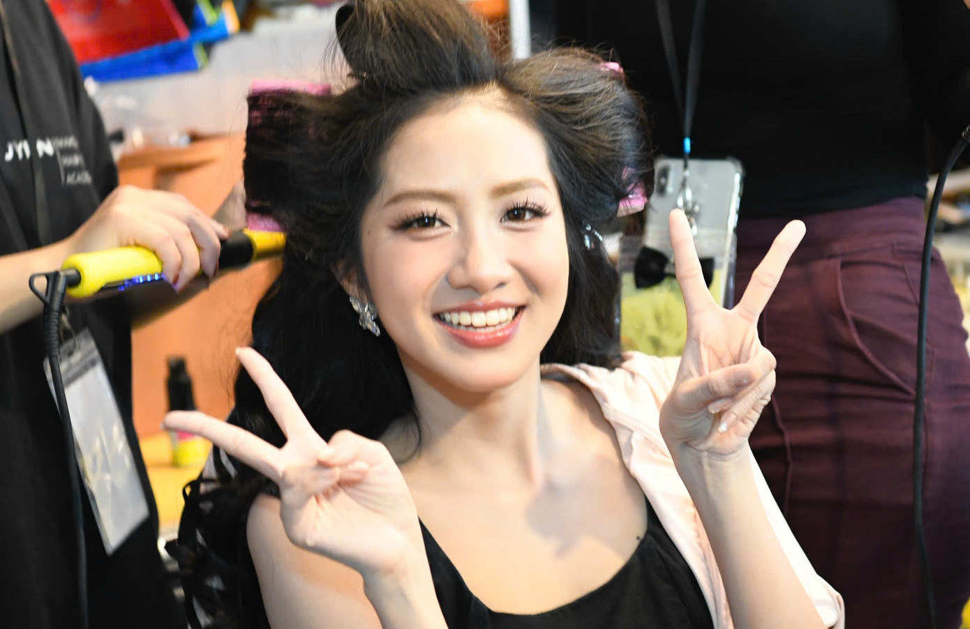 Thí sinh Hà Trúc Linh chia sẻ cô vừa hồi hộp, vừa hào hứng, nhiều cảm xúc lẫn lộn đan xen. "Đây là đêm cuối cùng để 25 thí sinh trình diễn trên sân khấu. Tôi nghĩ đêm chung kết sẽ thực sự bùng nổ", Trúc Linh nói.