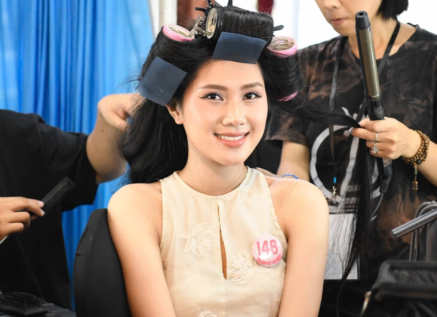 Thí sinh Bùi Thùy Nhiên chia sẻ: "Tôi chờ đợi đến giờ được bước ra sân khấu cùng 24 thí sinh. Hành trình Hoa hậu Việt Nam cũng đến chặng cuối cùng, tôi biết ơn vì mình có cơ hội được trải nghiệm và trưởng thành".