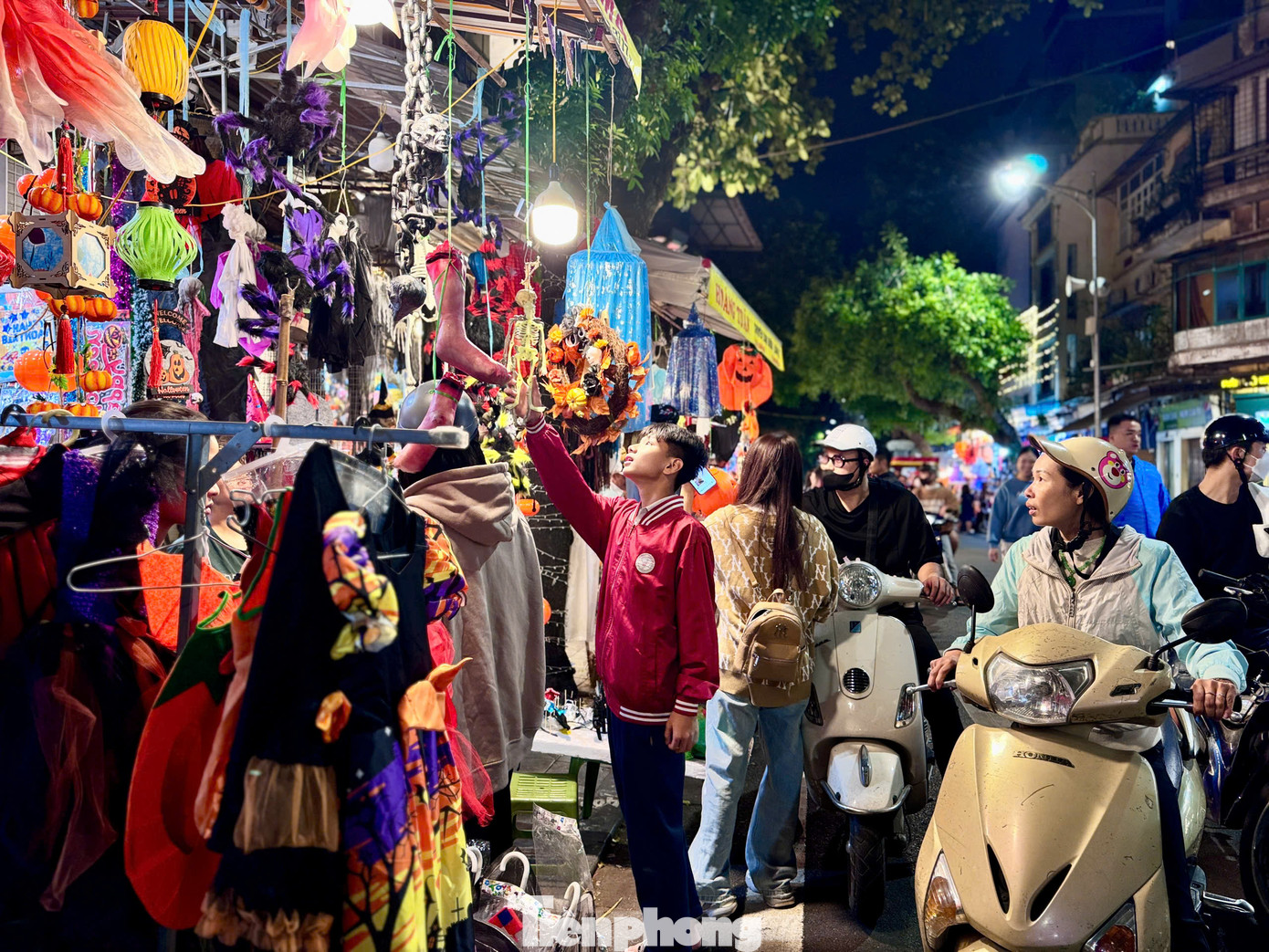 Anh Nguyễn Lê Hoàng (Hoàn Kiếm, Hà Nội) cho biết hai con trai của anh háo hức khi thấy đường phố ngập tràn không khí Halloween. Tiêu chí chọn đồ chơi của anh Hoàng là an toàn, không quá ghê rợn, đủ để khuyến khích các con tìm hiểu những thông tin về lễ hội này.