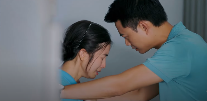 Hùng an ủi Hoài, bị Hiếu bắt gặp. Ảnh: CMH. Hùng an ủi Hoài, bị Hiếu bắt gặp. Ảnh: CMH.