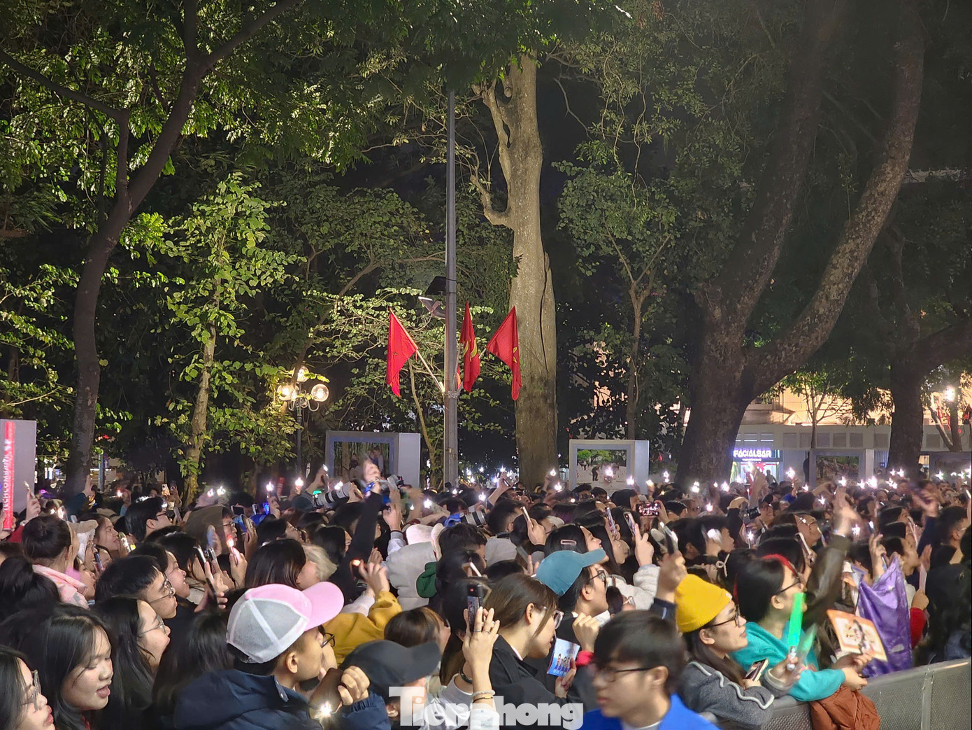 Khán giả bật flash để cổ vũ dàn nghệ sĩ. Anh tài Tuấn Hưng kiêm luôn MC của chương trình. Tuấn Hưng nói anh thay đổi nhiều sau Anh trai vượt ngàn chông gai. Từ một người luôn suy nghĩ để bản thân nổi bật, tự do làm điều mình thích, Tuấn Hưng biết nghĩ cho người khác hơn. Anh nói sẽ cố gắng hết sức để đem lại niềm vui cho khán giả.