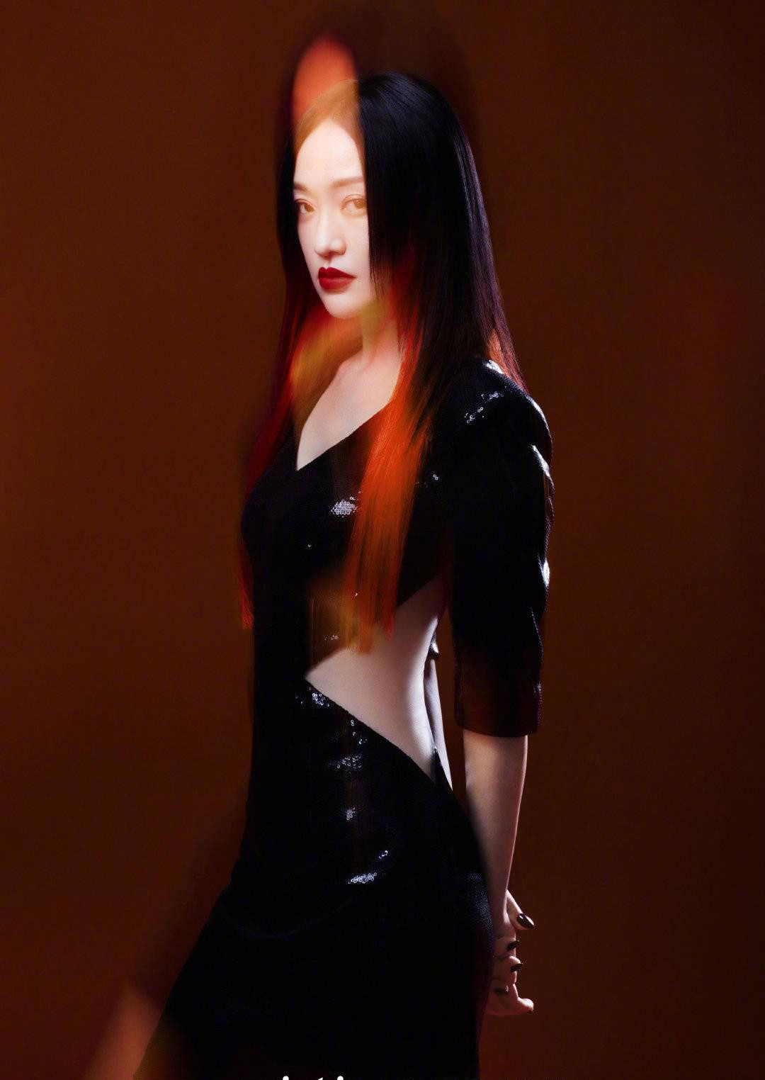 Nhiều người hâm mộ đã để lại bình luận cho rằng Châu Tấn đã một lần nữa thể hiện vẻ đẹp của mỹ nữ hồ ly, cho thấy sức hút của nhân vật Tiểu Duy đình đám một thời.