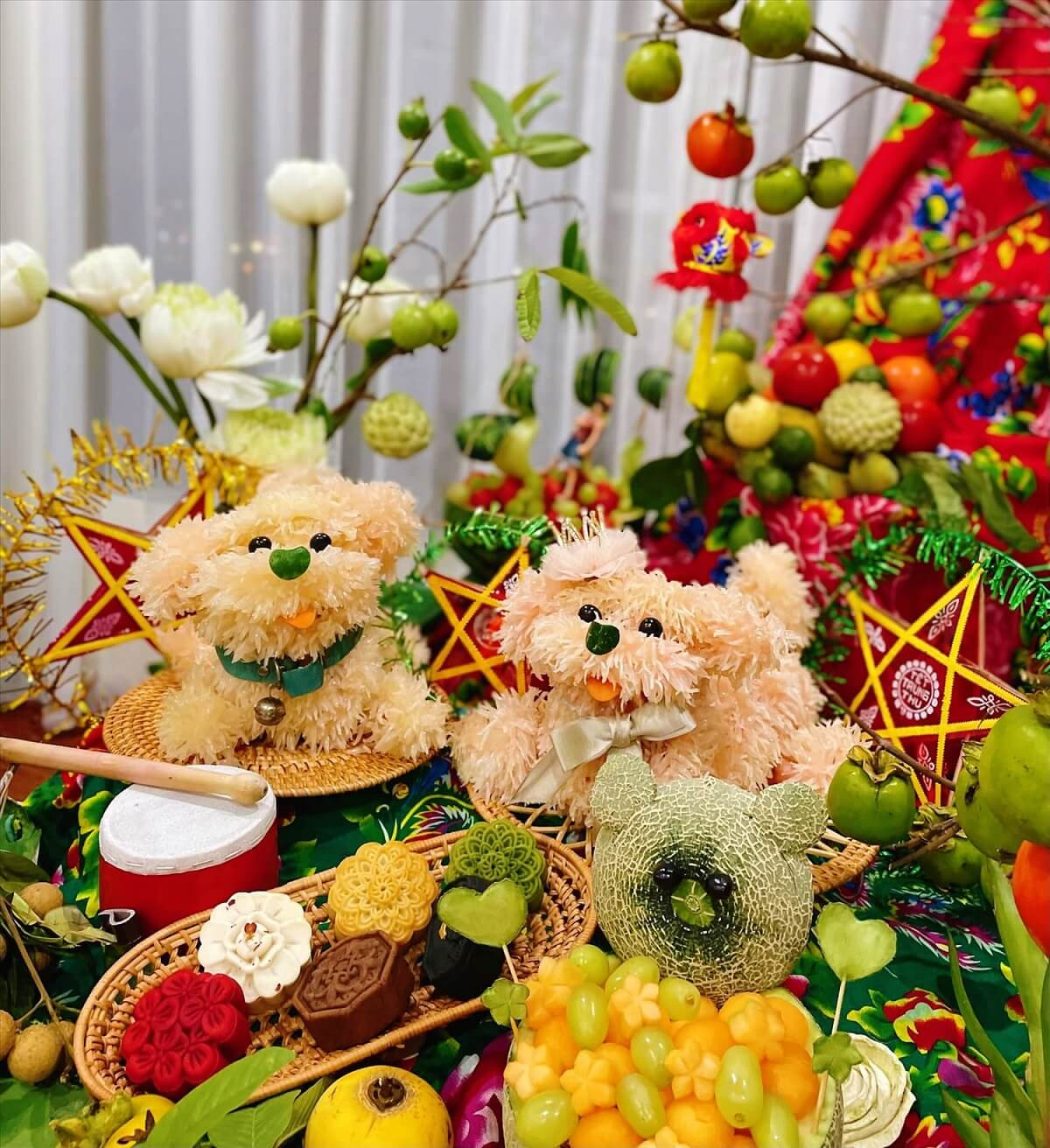 Mâm cỗ Trung thu thường có nhiều loại quả, được tạo hình bắt mắt. Mâm cỗ Trung thu thường có nhiều loại quả, được tạo hình bắt mắt.