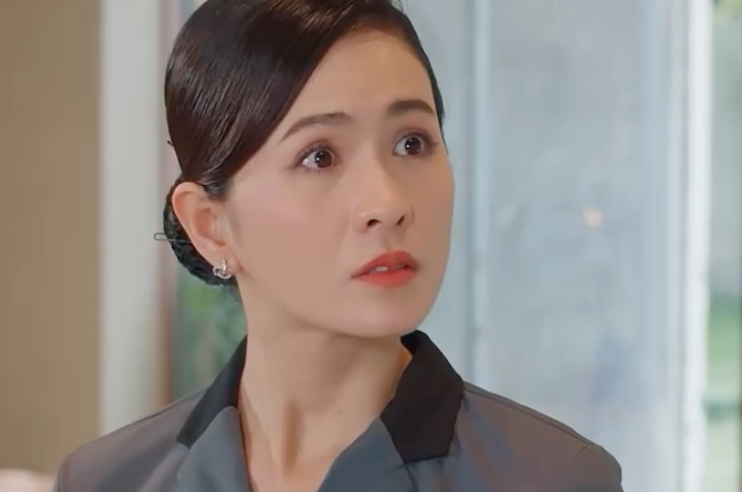 Nữ chính là phụ nữ trung niên giàu có đóng giả làm lao công. Nữ chính là phụ nữ trung niên giàu có đóng giả làm lao công.