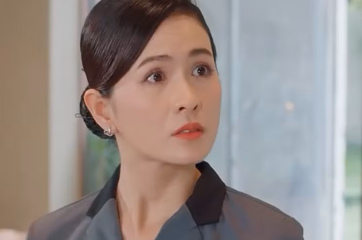 Nữ chính là phụ nữ trung niên giàu có đóng giả làm lao công.