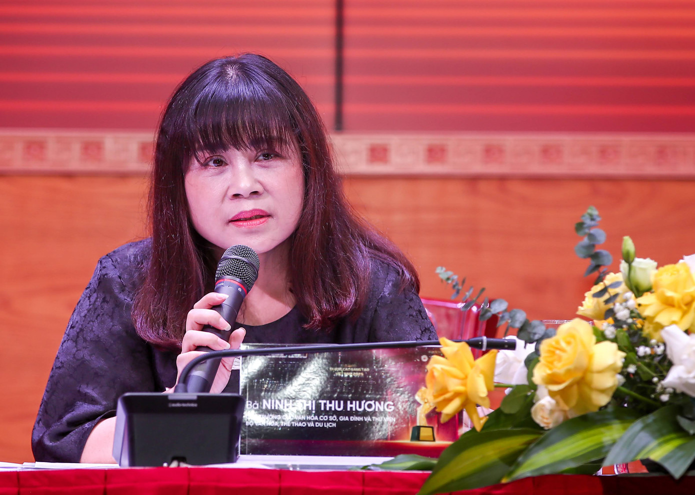 Bà Ninh Thị Thu Hương - Cục trưởng Cục Văn hóa cơ sở, Gia đình và Thư viện - phát biểu tại họp báo.