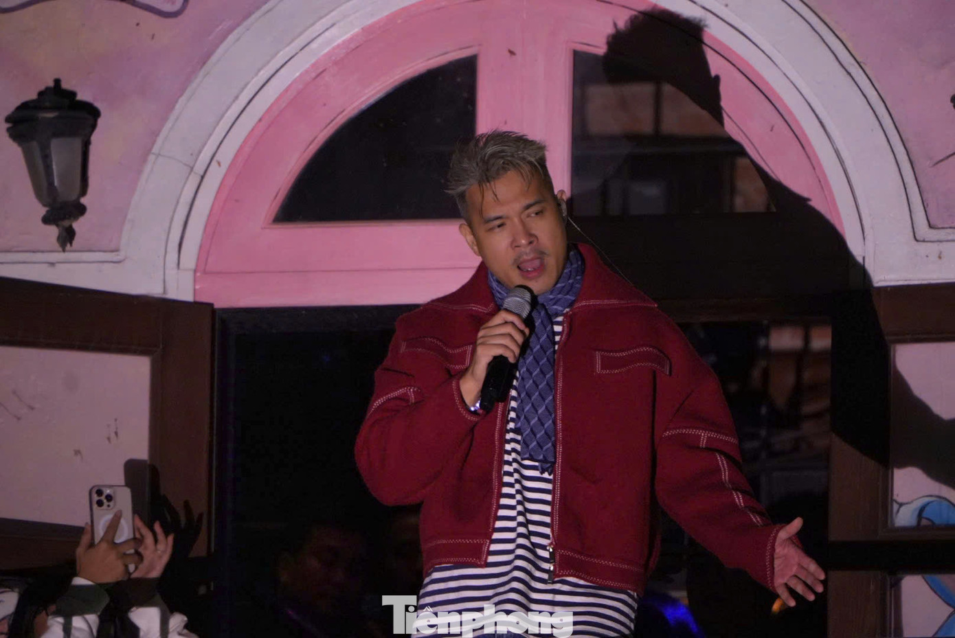 Ca sĩ Trương Thế Vinh hát Tình yêu hoa gió và Cánh hoa vụt mất. Khi Trương Thế Vinh xuất hiện, khán giả hét to biệt danh của anh là Shark Vinh.