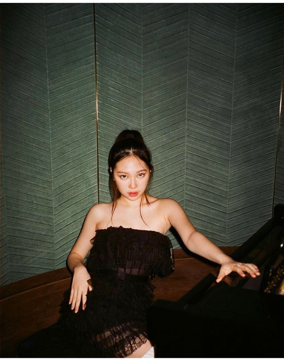 Thần thái không kém những người mẫu chuyên nghiệp của Chân Tế Như.