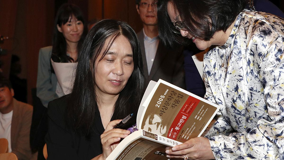 Han Kang hy vọng cuộc sống thường nhật sẽ không quá xáo trộn sau khi giành được giải thưởng lớn. Han Kang hy vọng cuộc sống thường nhật sẽ không quá xáo trộn sau khi giành được giải thưởng lớn.