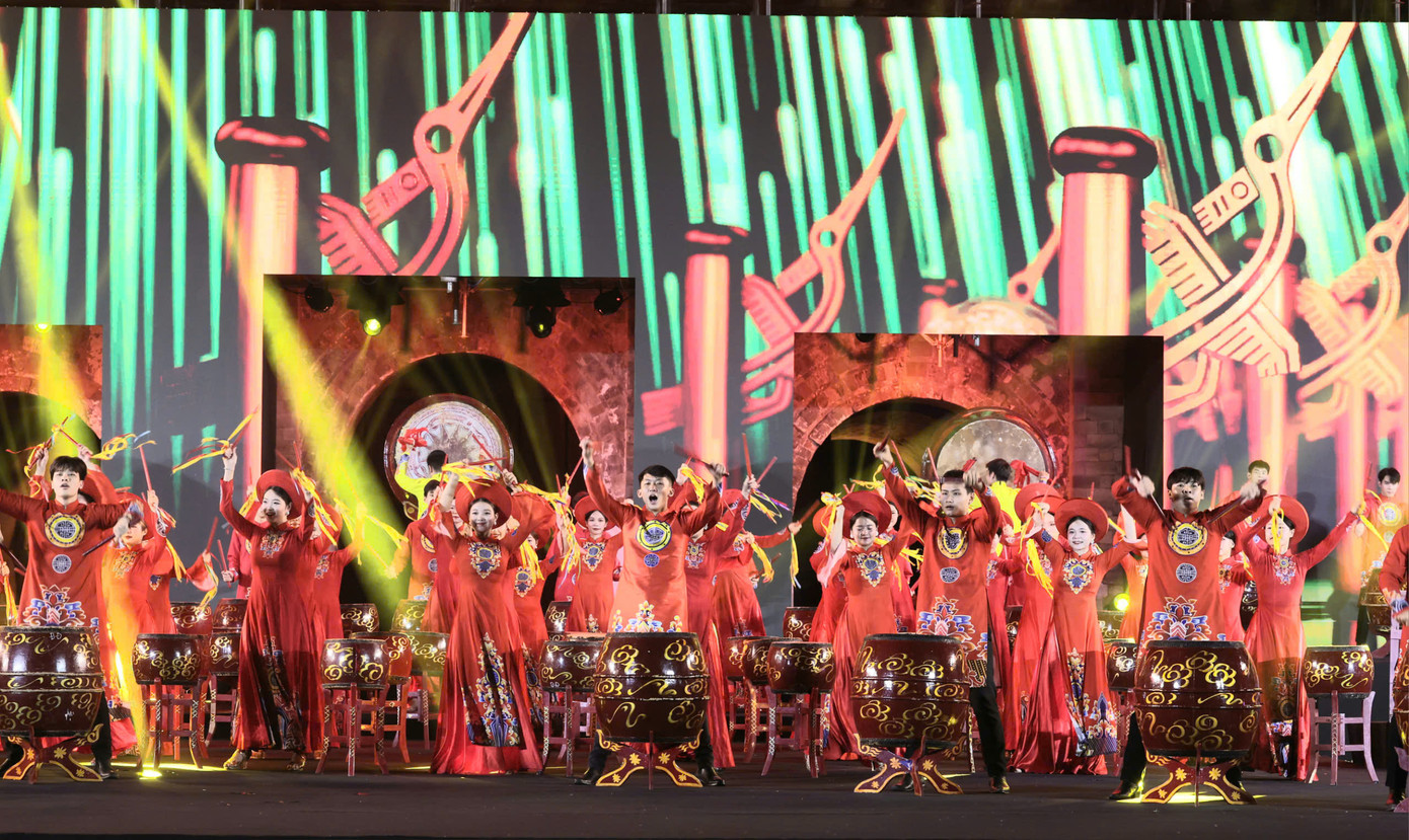 Tiết mục trống hội mở màn được dàn dựng công phu.