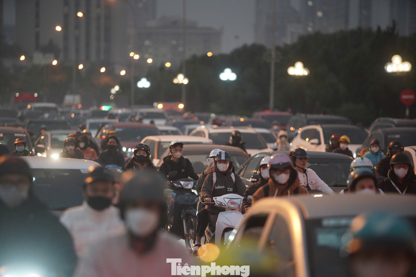 Sáng sớm 9/12, một số người dân phản ánh tình trạng khán giả đến sớm, ngồi tràn ra gần lòng đường, gây ảnh hưởng đến giao thông. Không ít người tranh thủ chợp mắt ngay trước cổng sân để giữ sức, chờ đợi thần tượng cả ngày dài.