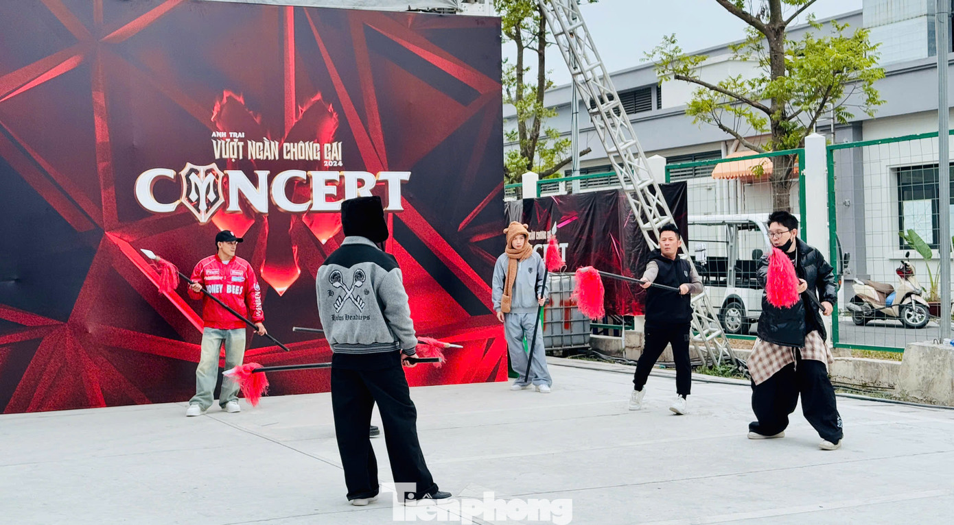 Các nghệ sĩ tập luyện ở hậu trường. Ca sĩ Bằng Kiều, Phạm Khánh Hưng nhắc nhở khán giả chuẩn bị giữ ấm trong chương trình sắp tới. Ca sĩ Trương Thế Vinh gửi lời cảm ơn khán giả đã ủng hộ, nhanh tay mua vé. "Anh em chúng tôi háo hức từng ngày tập luyện. Ngày đó, các anh tài sẽ làm sân khấu ấm lên, mọi người yên tâm nhé!”, ca sĩ Trương Thế Vinh nhắn nhủ.