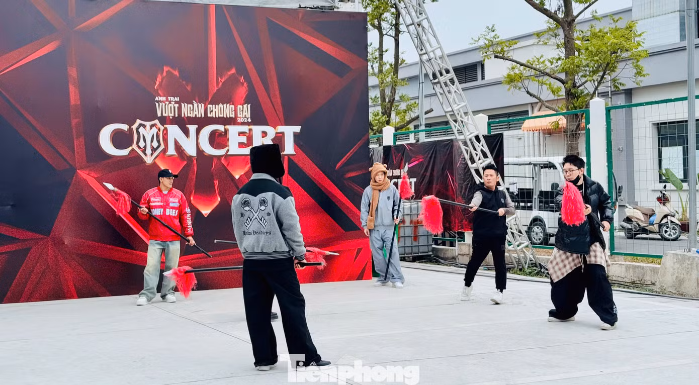 Các nghệ sĩ tập luyện ở hậu trường. Ca sĩ Bằng Kiều, Phạm Khánh Hưng nhắc nhở khán giả chuẩn bị giữ ấm trong chương trình sắp tới. Ca sĩ Trương Thế Vinh gửi lời cảm ơn khán giả đã ủng hộ, nhanh tay mua vé. "Anh em chúng tôi háo hức từng ngày tập luyện. Ngày đó, các anh tài sẽ làm sân khấu ấm lên, mọi người yên tâm nhé!”, ca sĩ Trương Thế Vinh nhắn nhủ.