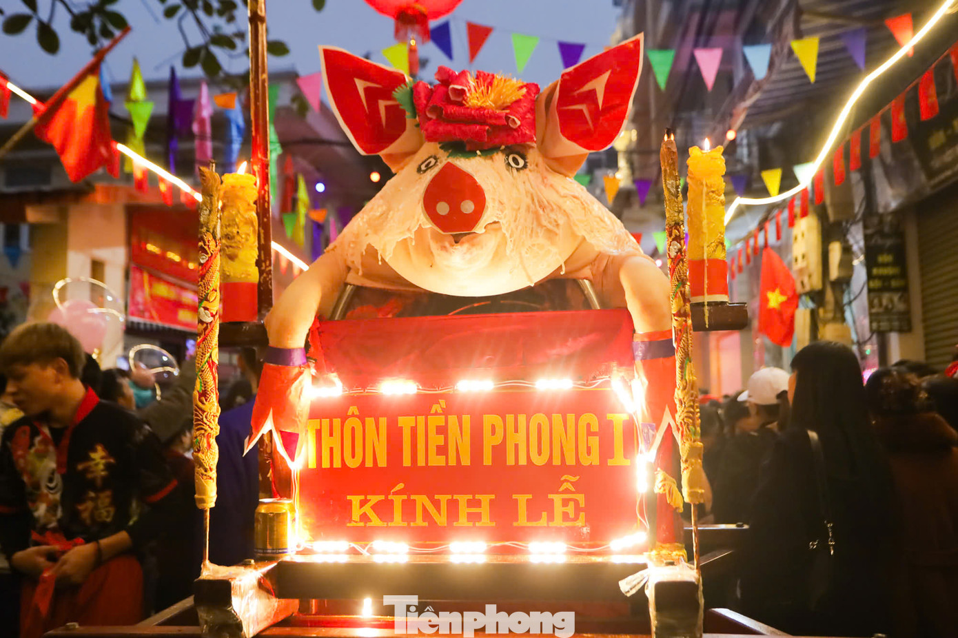 Lợn của thôn Tiền Phong 1 được trang trí cầu kỳ, xung quanh chăng đèn. Nhóm hộ giá, rước kiệu đều là thanh niên trong xóm. Khoảng 21h, các "ông lợn" được rước vào đình để thực hiện nghi thức tế lễ kéo dài vài tiếng đồng hồ.