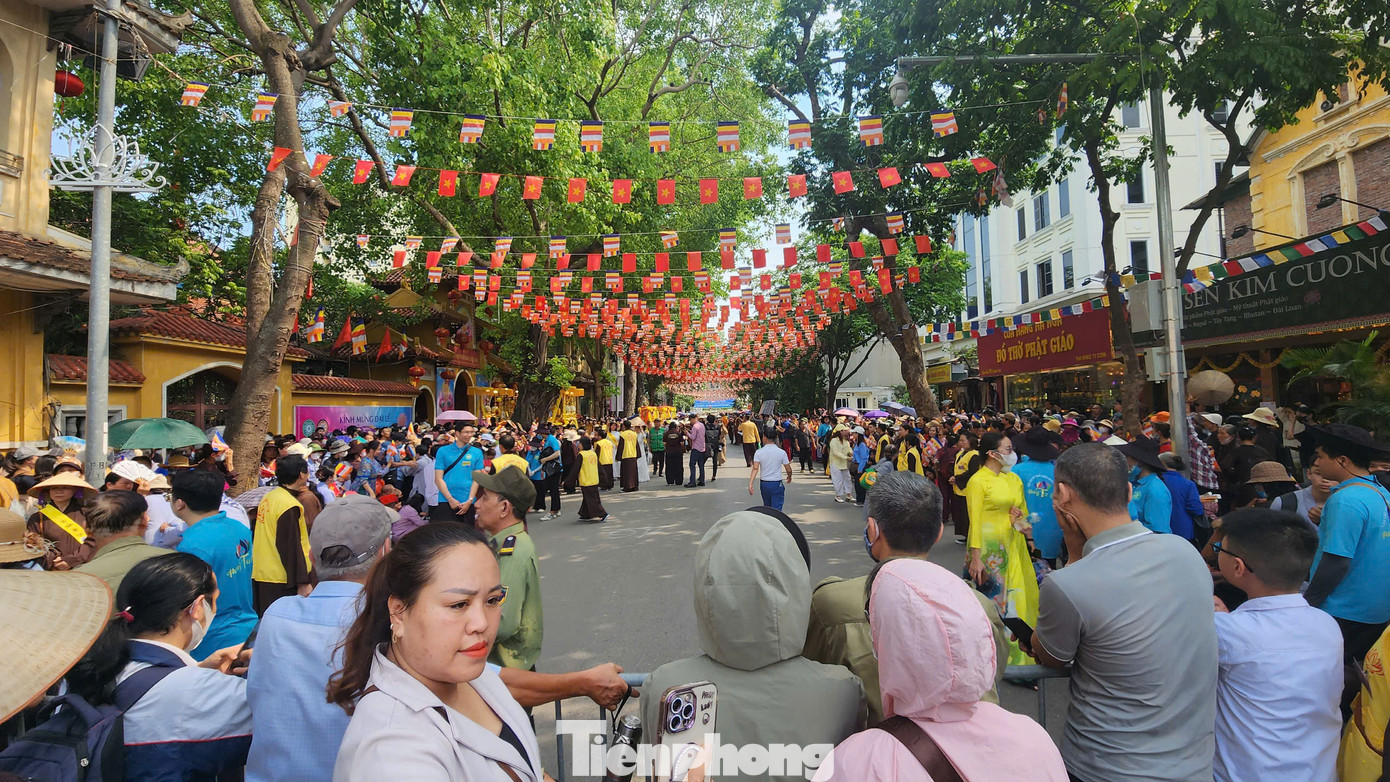 Chùa Quán Sứ không thu, nhận bất cứ chi phí nào với người dân đến chiêm bái, đồng thời không tiếp nhận vòng hoa, lễ phẩm cúng dường.