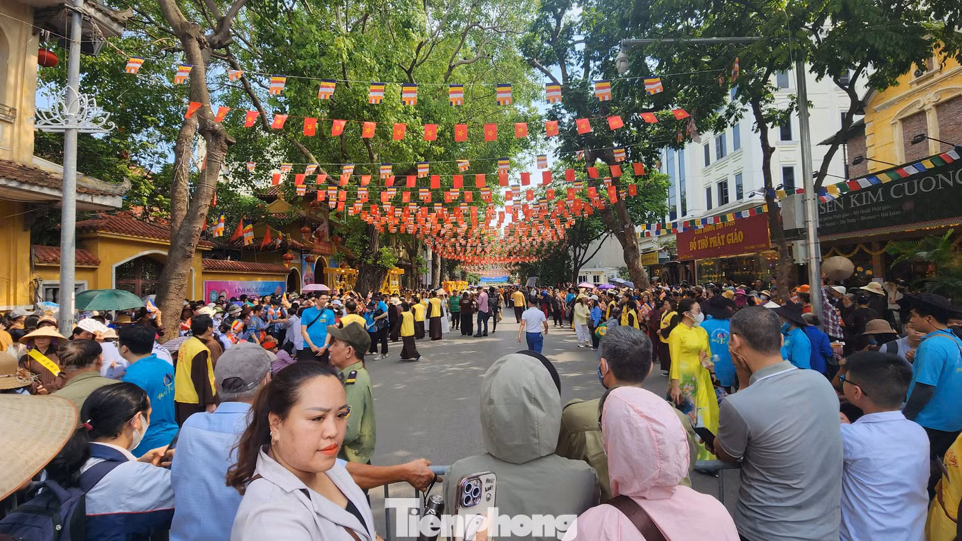 Chùa Quán Sứ không thu, nhận bất cứ chi phí nào với người dân đến chiêm bái, đồng thời không tiếp nhận vòng hoa, lễ phẩm cúng dường.