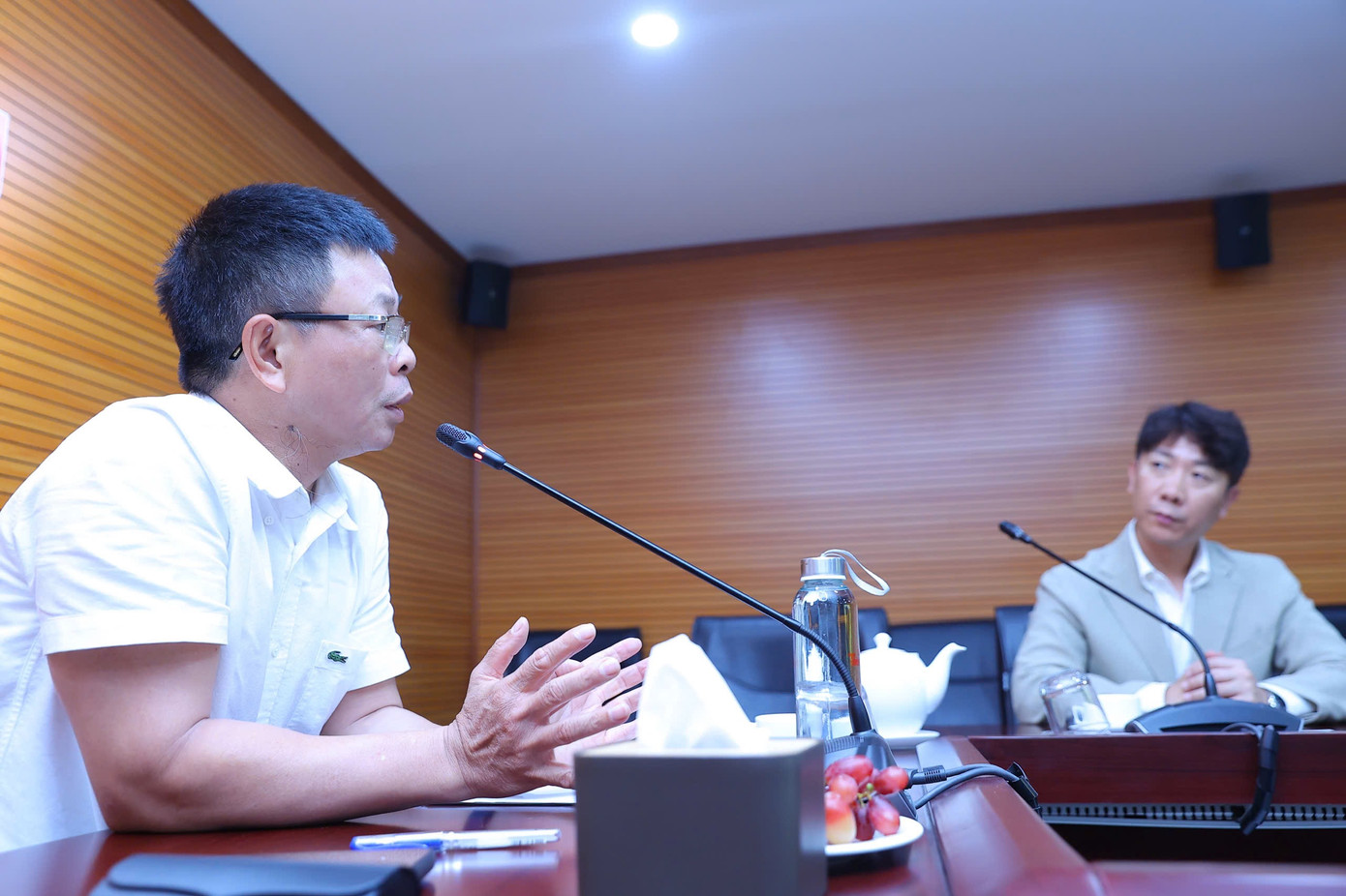 Nhà báo Phùng Công Sưởng giới thiệu với đại diện CGV về lịch sử hình thành, phát triển và những dấu ấn của báo Tiền Phong.