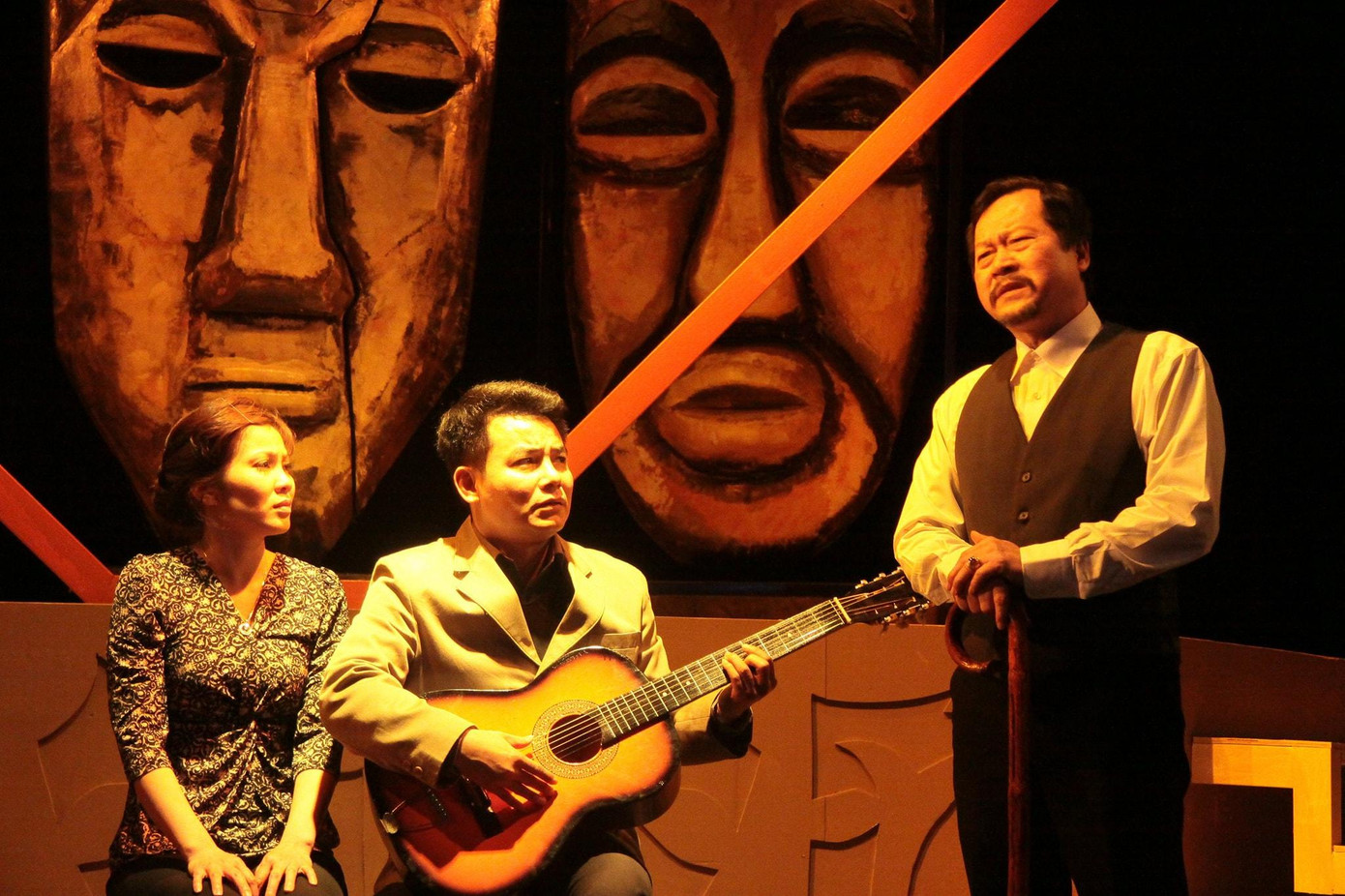 NSƯT Trịnh Mai Nguyên (giữa) hiện đang công tác tại Nhà hát Kịch Việt Nam.