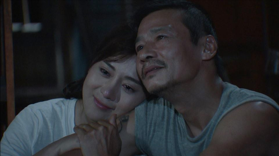 Hình ảnh xúc động giữa ông Sinh và Phương Nam. Hình ảnh xúc động giữa ông Sinh và Phương Nam.