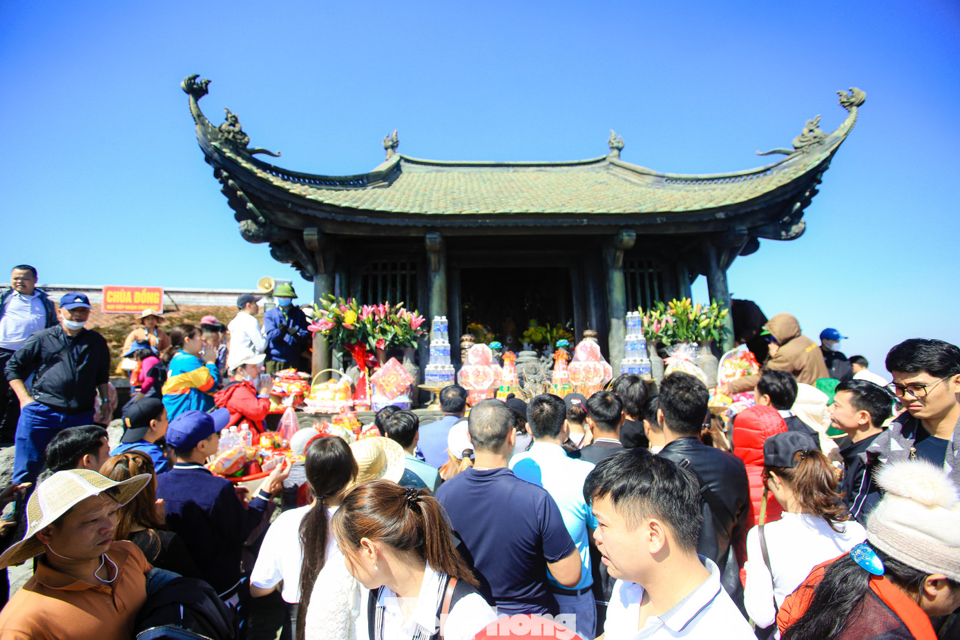 Tại chùa Đồng, mọi ngả đường đều kín người. Ai cũng muốn có vị trí đẹp để dâng hương, cầu khấn. Ảnh: TRỌNG TÀI.
