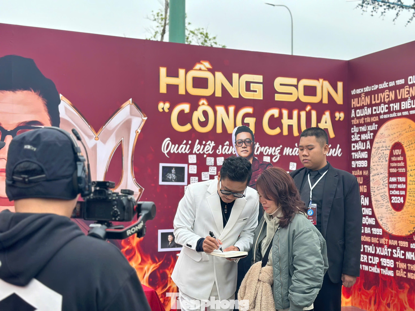 Anh tài Hồng Sơn lớn tuổi nhất trong dàn nghệ sĩ tham gia Anh trai vượt ngàn chông gai. Khu vực chụp ảnh của anh và fan in dòng biệt danh "Hồng Sơn công chúa".