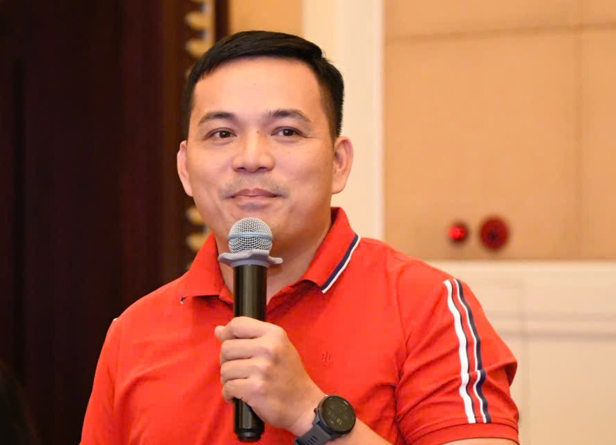 Phóng viên báo Pháp luật Việt Nam đặt câu hỏi tại họp báo.