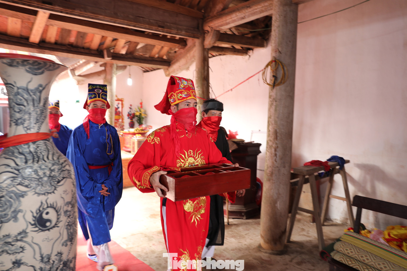 Quả phết có đường kính khoảng 6-7 cm. Quả chúi nhỏ hơn, có đường kính khoảng 4-5 cm. Trước đây khi tổ chức cướp phết, đám thanh niên giành nhau để đem được quả phết về nhà với kỳ vọng một năm may mắn. Ảnh: GIA LINH.