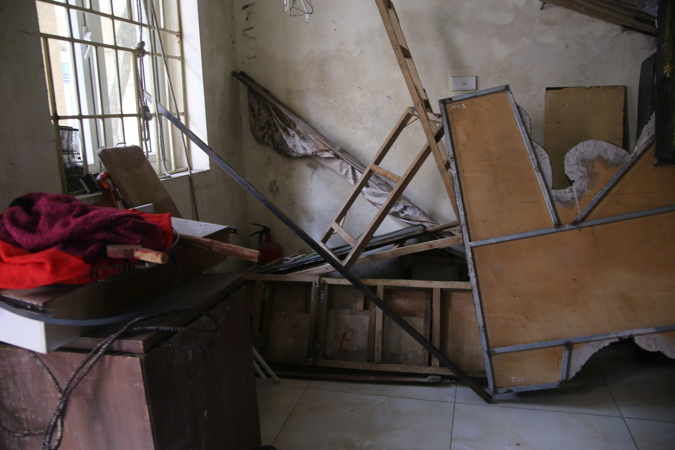 Theo ghi nhận của phóng viên, nhiều mảng tường, trần của nhà hát đã bong tróc. Do cơ sở vật chất xuống cấp, nhà hát không có kho chuyên dụng để cất đồ.