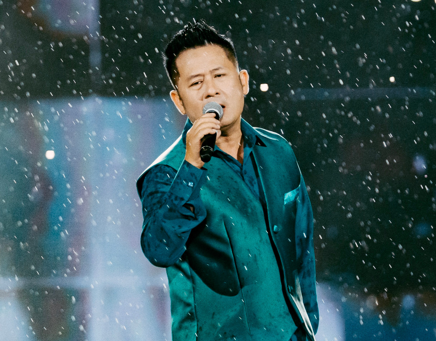 Ca sĩ Bằng Kiều trong ca khúc Buông.