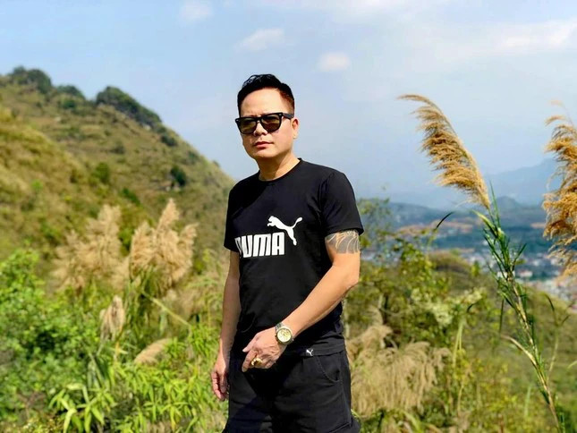 Giữa năm 2023, anh thông báo rời sân khấu kịch. Giữa năm 2023, anh thông báo rời sân khấu kịch.