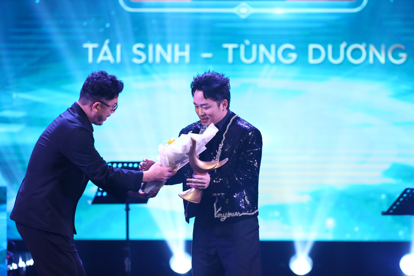 Ca sĩ Tùng Dương xuất hiện ở bốn đề cử gồm Album của năm, Chương trình của năm, Bài hát của năm và Nam ca sĩ của năm. Kết quả, anh được vinh danh ở giải Bài hát của năm với Tái sinh (Tăng Duy Tân sáng tác). Tùng Dương có thành tích ấn tượng tại giải Cống hiến, đang sở hữu 14 chiếc cúp của giải.