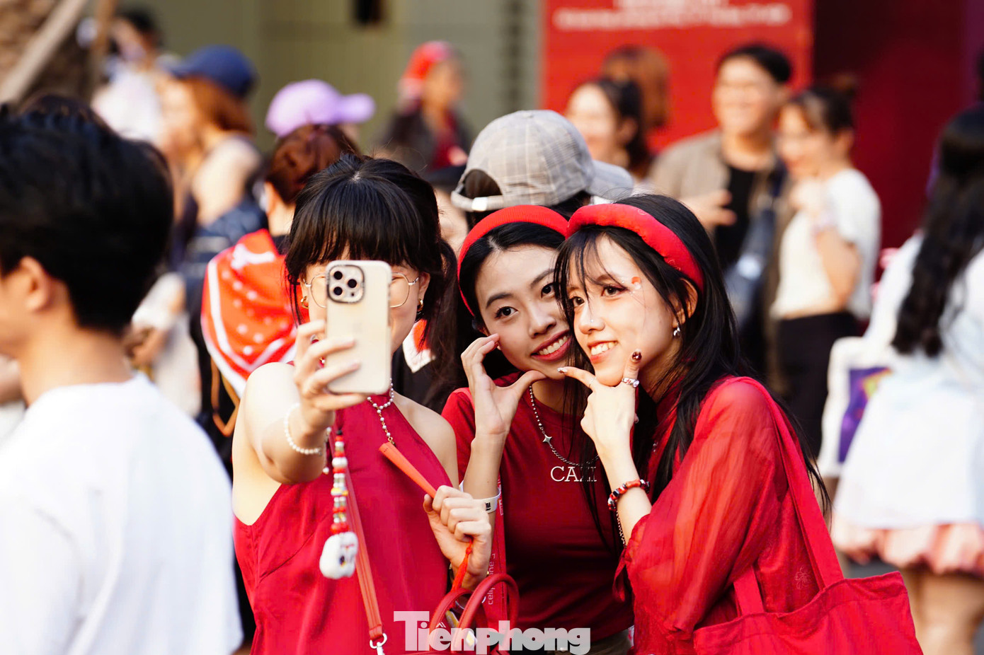 Sau hai đêm concert 3-4 hoành tráng TPHCM, với lượng khán giả lên đến vài chục nghìn người/đêm, ban tổ chức công bố concert day 5 diễn ra tại Hà Nội vào tháng 6. 33 anh trai được xem là &quot;gà đẻ trứng vàng&quot; của công ty. Game show và chuỗi concert Anh trai có doanh thu thuần đạt 1.007 tỷ đồng và lợi nhuận sau thuế 126,7 tỷ đồng, theo chia sẻ của ban tổ chức.