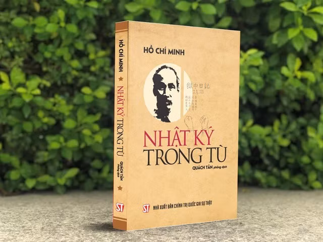 Cuốn Nhật ký trong tù (bản phỏng dịch của nhà thơ Quách Tấn) được NXB Chính trị quốc gia Sự thật phát hành đúng dịp sinh nhật Người.