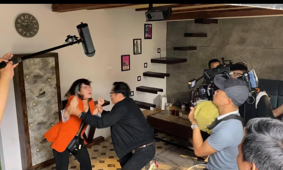 Hậu trường cảnh quay khi ông Tín (NSND Trọng Trinh) can ngăn vợ Hậu trường cảnh quay khi ông Tín (NSND Trọng Trinh) can ngăn vợ