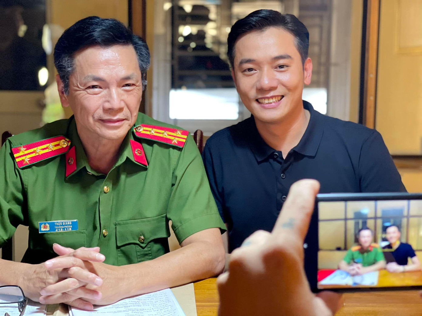 Diễn viên Việt Bắc và NSND Trung Anh. Diễn viên Việt Bắc và NSND Trung Anh.