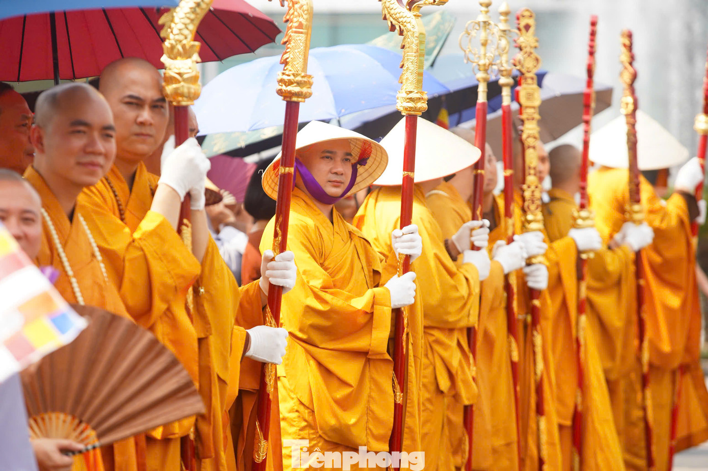 Trước khi xá lợi được cung rước, hàng nghìn người dân, Phật tử chờ đón ở hai bên đường gần lối vào sân bay Nội Bài.