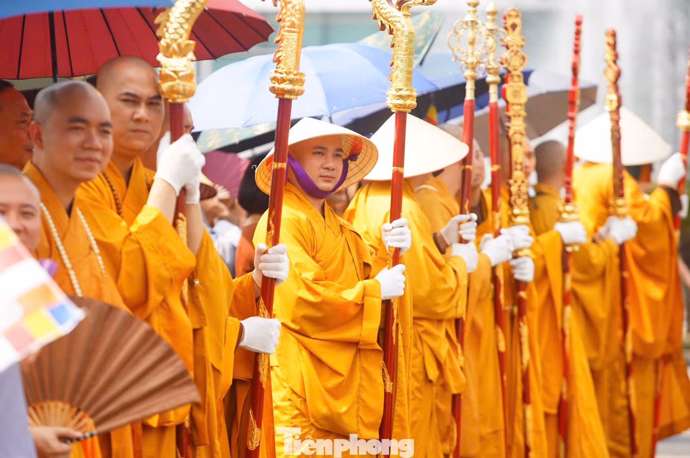 Trước khi xá lợi được cung rước, hàng nghìn người dân, Phật tử chờ đón ở hai bên đường gần lối vào sân bay Nội Bài.