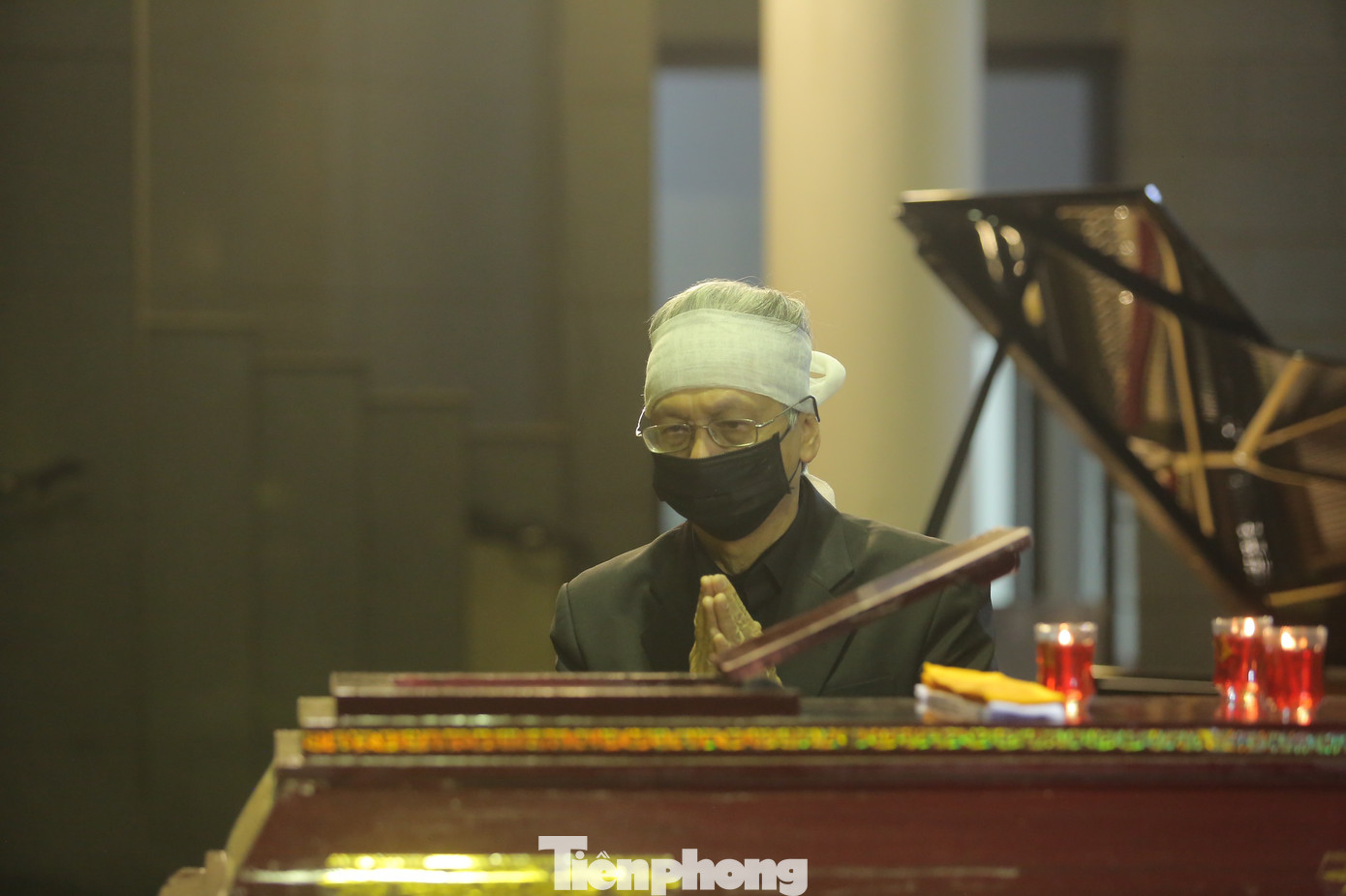 Con trai cả - kiến trúc sư Trần Thanh Bình được coi là &quot;thư ký&quot; trọn đời của NGND Thái Thị Liên. Ảnh: DUY PHẠM.