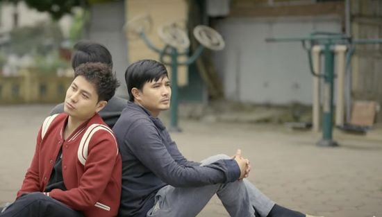 Hai anh trai, đặc biệt là Công có suy nghĩ nặng nề về chuyện Danh sống cùng nhà vợ. Ảnh: CMH.