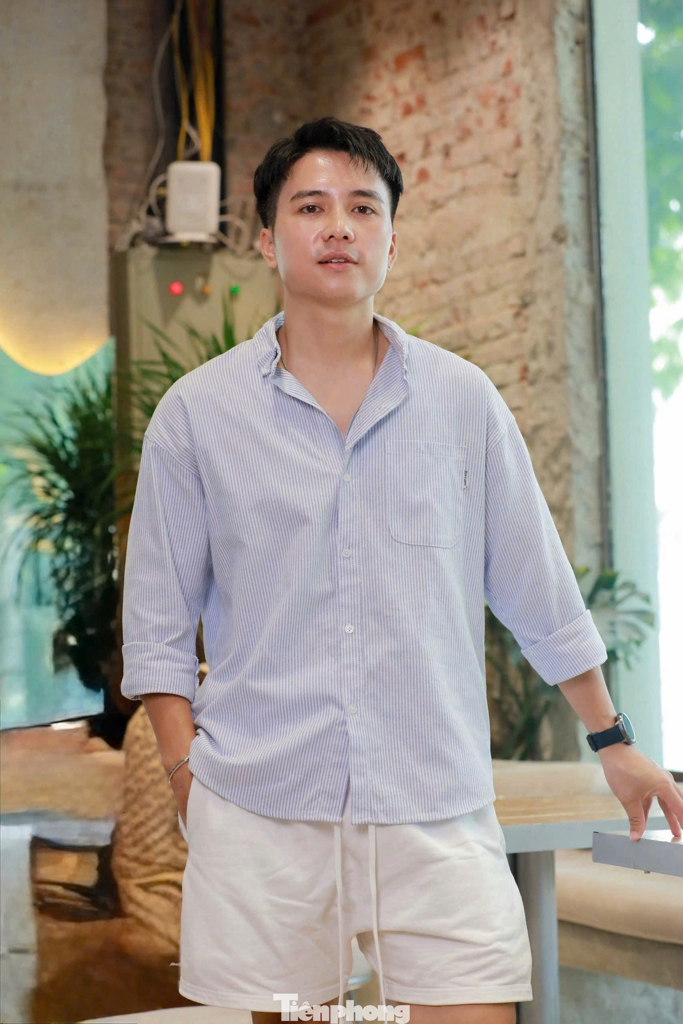 Diễn viên Mạnh Quân sinh năm 1988, tốt nghiệp Đại học Sân khấu - Điện ảnh Hà Nội. Anh đóng phim ngay khi còn là sinh viên.