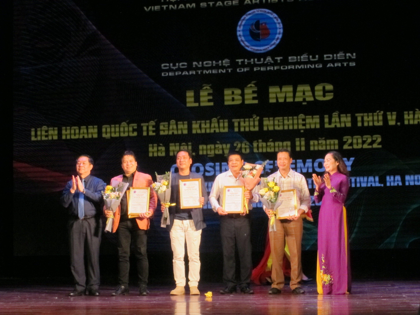 Bí thư Trung ương Đảng, Trưởng Ban Tuyên giáo Trung ương Nguyễn Trọng Nghĩa trao bằng khen cho các đại diện. Bí thư Trung ương Đảng, Trưởng Ban Tuyên giáo Trung ương Nguyễn Trọng Nghĩa trao bằng khen cho các đại diện.