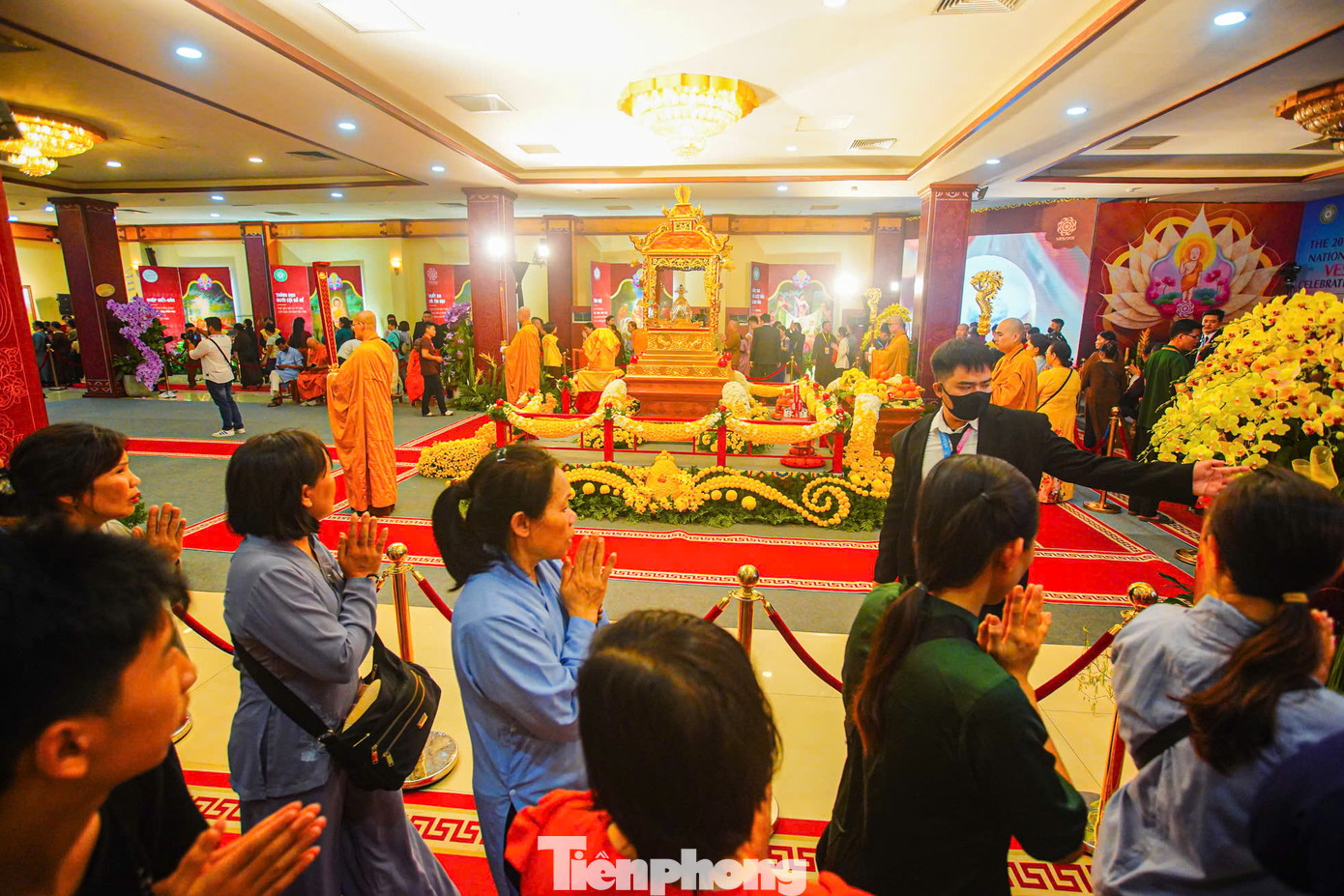 Người dân chiêm bái trong không khí trang nghiêm, thành kính.