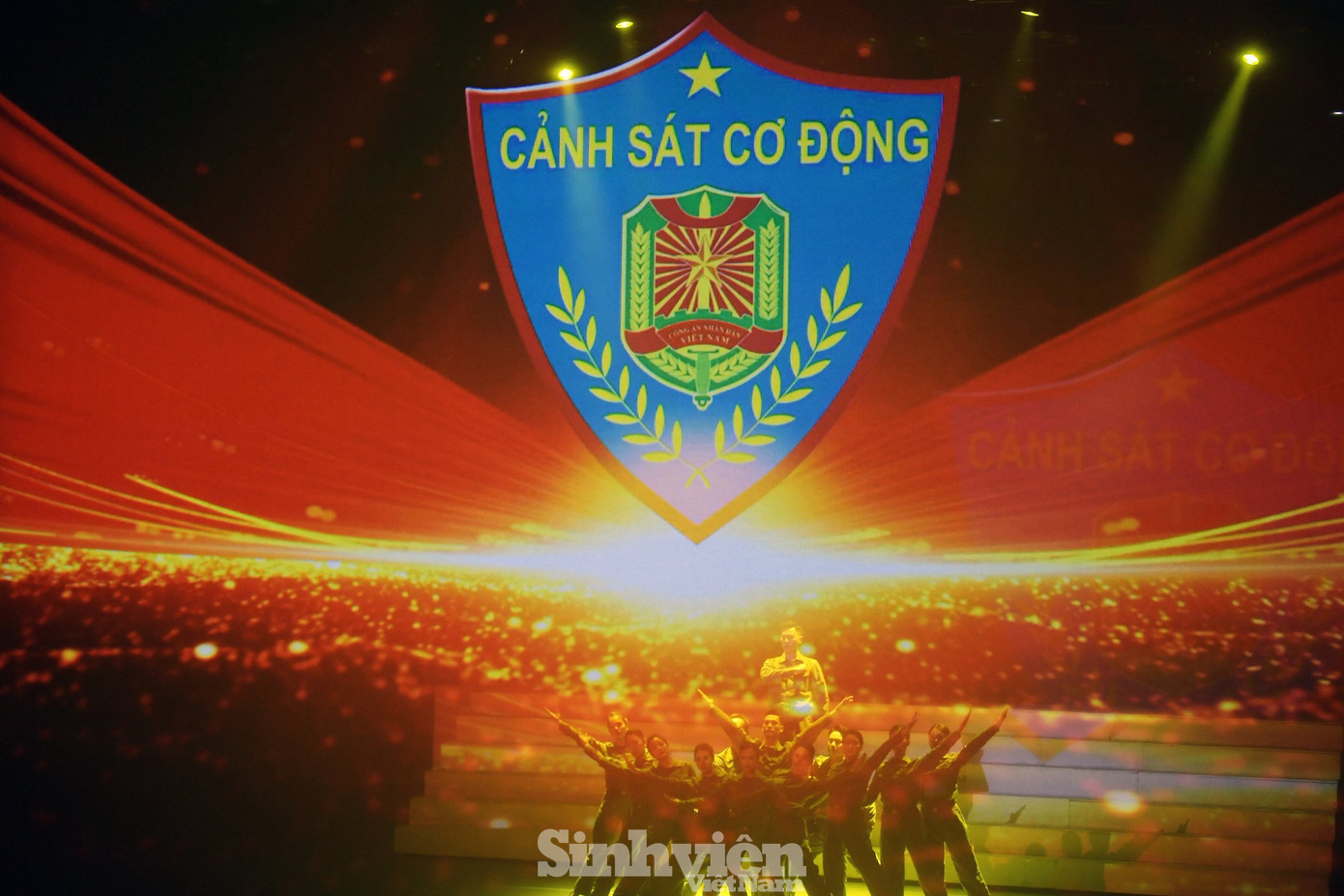 Chương trình nghệ thuật 50 năm Cảnh sát Cơ động - Những chặng đường vinh quang được Bộ Tư lệnh Cảnh sát Cơ động phối hợp với Nhà hát Ca múa nhạc CAND, trường ĐH Văn hóa Nghệ thuật Quân đội tổ chức, diễn ra tối ngày 13/4, tại Nhà hát Hồ Gươm, Hà Nội.