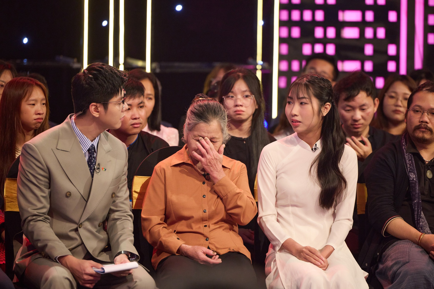 Bà Đặng Thị Bình hơn 20 năm nuôi cô bé bị mẹ bỏ rơi. Bà Đặng Thị Bình hơn 20 năm nuôi cô bé bị mẹ bỏ rơi.