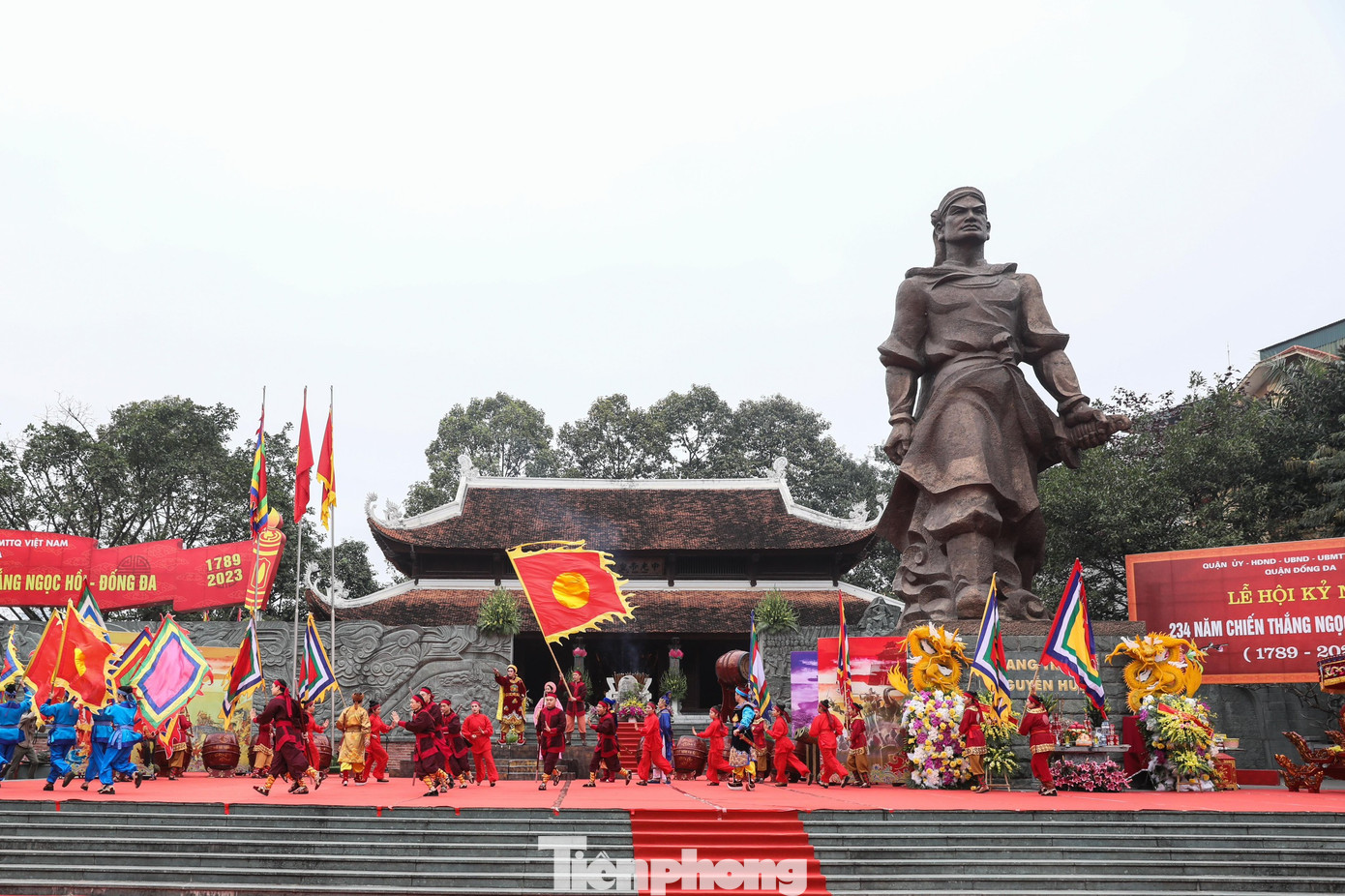 Lễ hội gò Đống Đa được coi là ngày hội Đống Đa truyền thống. Đây là lễ hội được tổ chức thường niên nhằm tưởng nhớ tới chiến công lẫy lừng của vua Quang Trung, tưởng nhớ công ơn của những anh hùng, nghĩa sĩ đã vì dân vì nước. Hội Gò Đống Đa 2023 bao gồm cả phần lễ và hội, diễn ra từ 6h sáng ngày 26/1 (mùng 5 Tết Nguyên đán). Ảnh: NHƯ Ý.