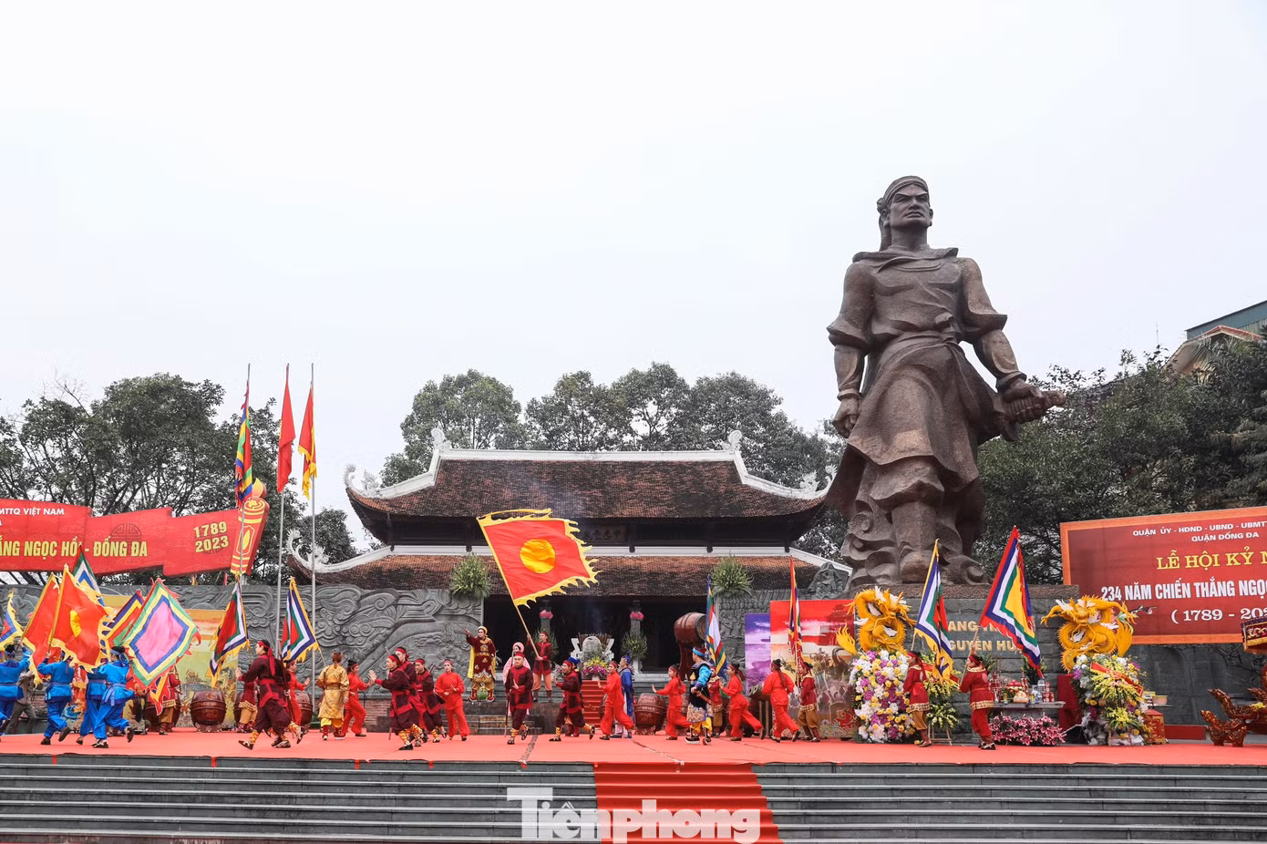 Lễ hội gò Đống Đa được coi là ngày hội Đống Đa truyền thống. Đây là lễ hội được tổ chức thường niên nhằm tưởng nhớ tới chiến công lẫy lừng của vua Quang Trung, tưởng nhớ công ơn của những anh hùng, nghĩa sĩ đã vì dân vì nước. Hội Gò Đống Đa 2023 bao gồm cả phần lễ và hội, diễn ra từ 6h sáng ngày 26/1 (mùng 5 Tết Nguyên đán). Ảnh: NHƯ Ý.