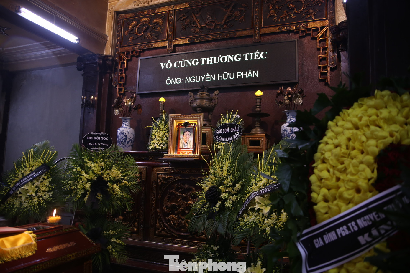 Lễ tang đạo diễn, NSND Nguyễn Hữu Phần diễn ra sáng 24/5. Ảnh: Gia Linh. Lễ tang đạo diễn, NSND Nguyễn Hữu Phần diễn ra sáng 24/5. Ảnh: Gia Linh.