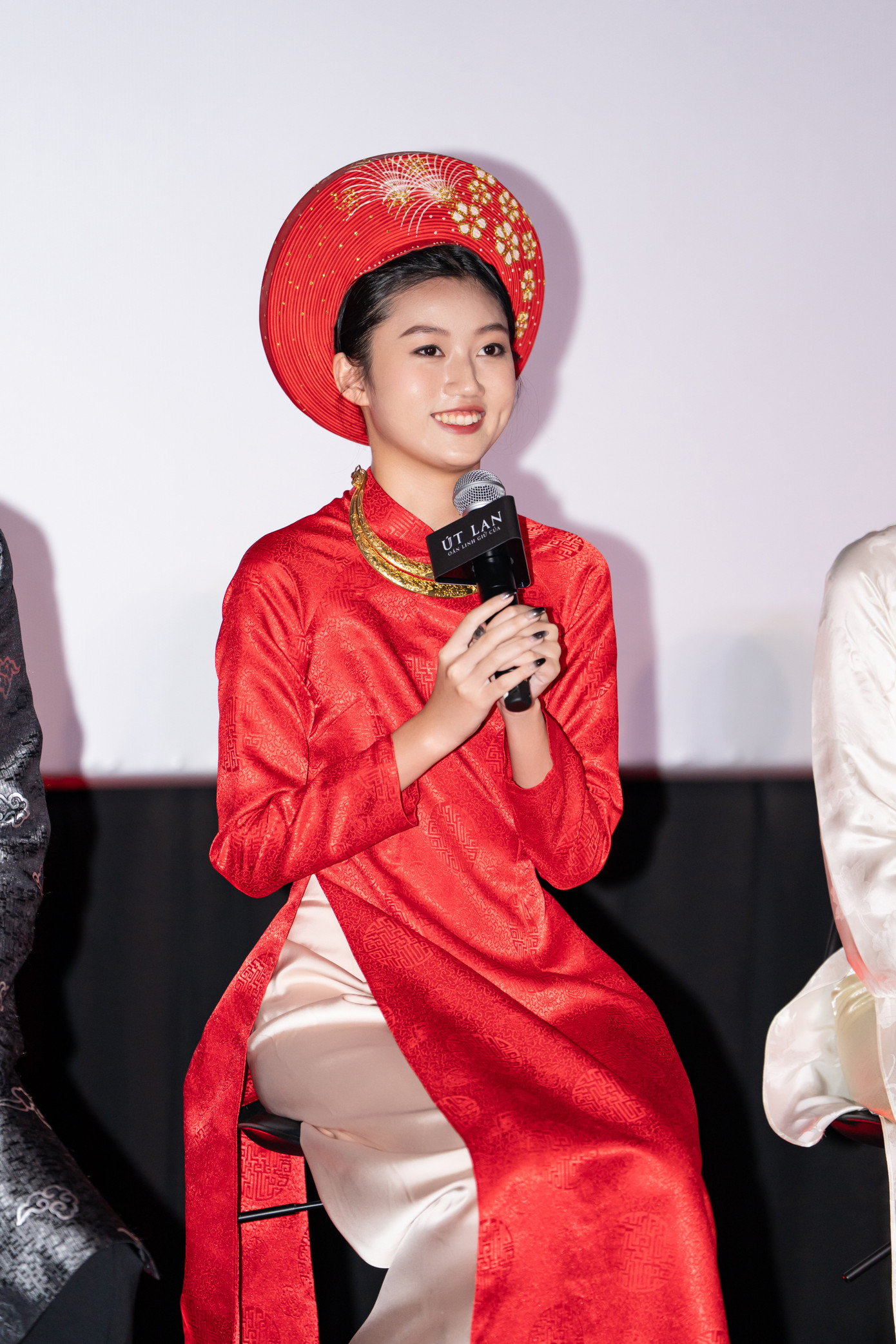 Thời điểm đóng Hai Phượng (2019), Mai Cát Vi mới 13 tuổi. Vai diễn của Cát Vi vừa có vẻ thơ ngây đúng tuổi, vừa có sự trải đời nhất định của con gái một kẻ làm nghề đòi nợ thuê. Vào nghề từ sớm, Cát Vi phải tìm cách cân bằng giữa việc học và đóng phim. Nhờ diễn xuất tự nhiên, cô từng được đạo diễn Lê Văn Kiệt khen nổi bật hơn đồng nghiệp cùng trang lứa.