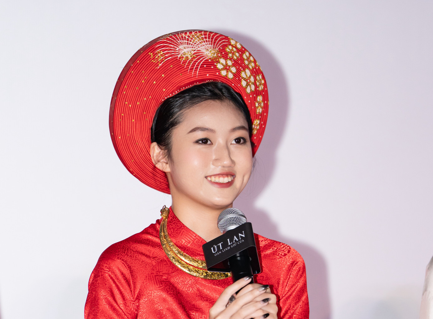 Sự thay đổi về ngoại hình của Mai Cát Vi khiến nhiều người không nhận ra cô từng là sao nhí trong phim Hai Phượng. Sau 6 năm, nữ diễn viên cao vượt trội, phong thái tự tin và chuyên nghiệp hơn nhiều.