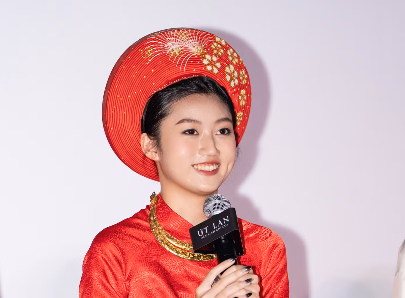 Sự thay đổi về ngoại hình của Mai Cát Vi khiến nhiều người không nhận ra cô từng là sao nhí trong phim Hai Phượng. Sau 6 năm, nữ diễn viên cao vượt trội, phong thái tự tin và chuyên nghiệp hơn nhiều.